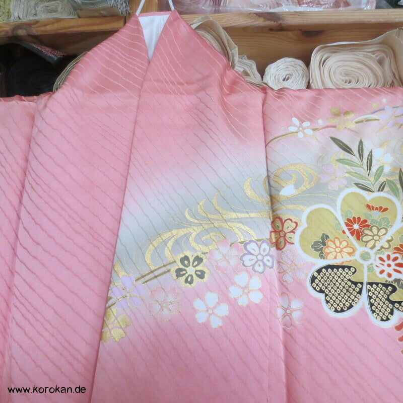 großer Blütenschwung auf rosa Damast Seide Furisode Kimono