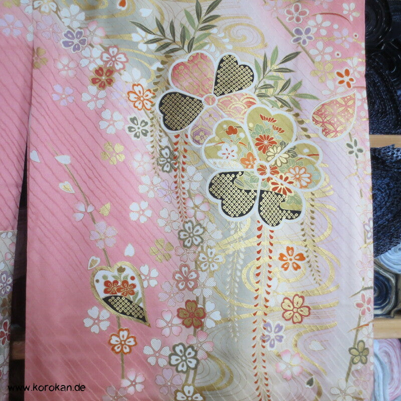 großer Blütenschwung auf rosa Damast Seide Furisode Kimono