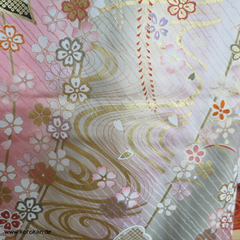 großer Blütenschwung auf rosa Damast Seide Furisode Kimono