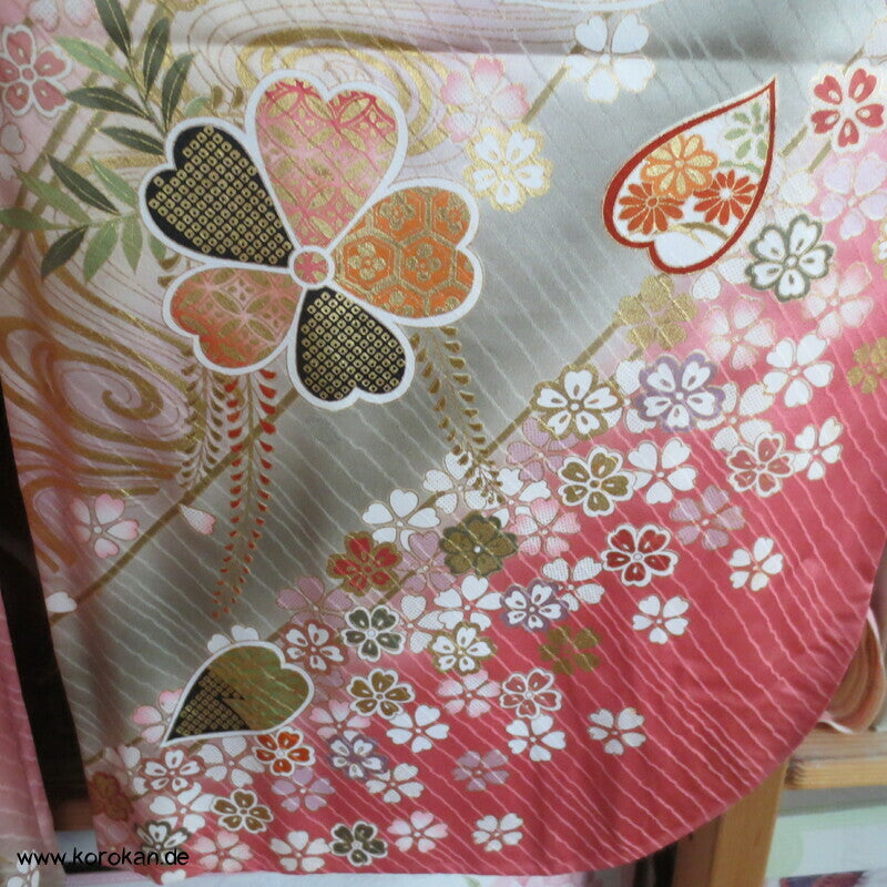 großer Blütenschwung auf rosa Damast Seide Furisode Kimono