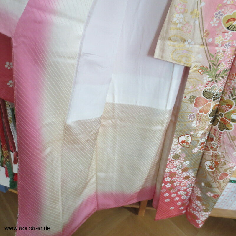 großer Blütenschwung auf rosa Damast Seide Furisode Kimono
