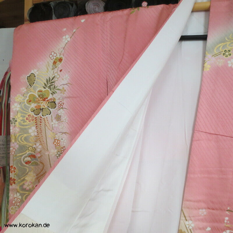 großer Blütenschwung auf rosa Damast Seide Furisode Kimono