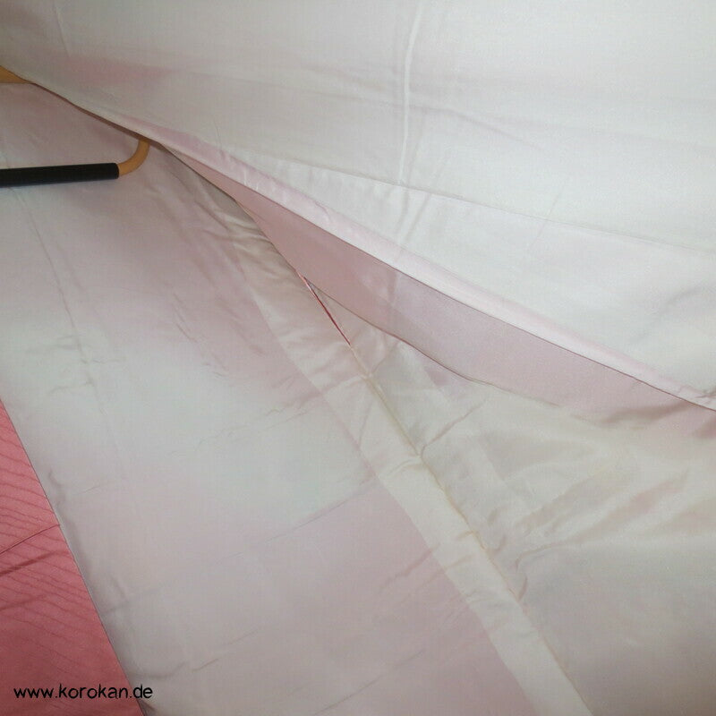 großer Blütenschwung auf rosa Damast Seide Furisode Kimono
