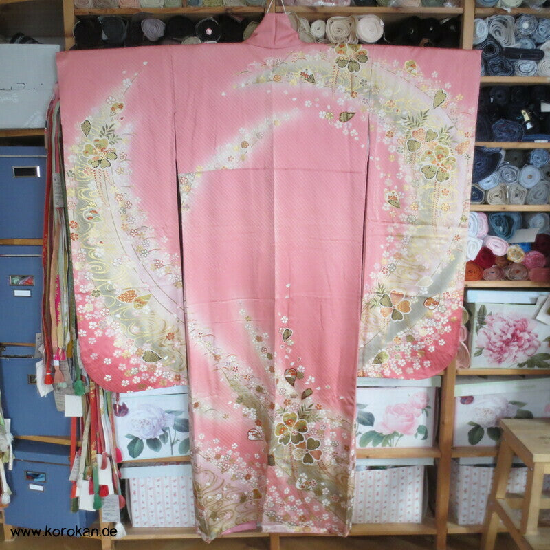 großer Blütenschwung auf rosa Damast Seide Furisode Kimono