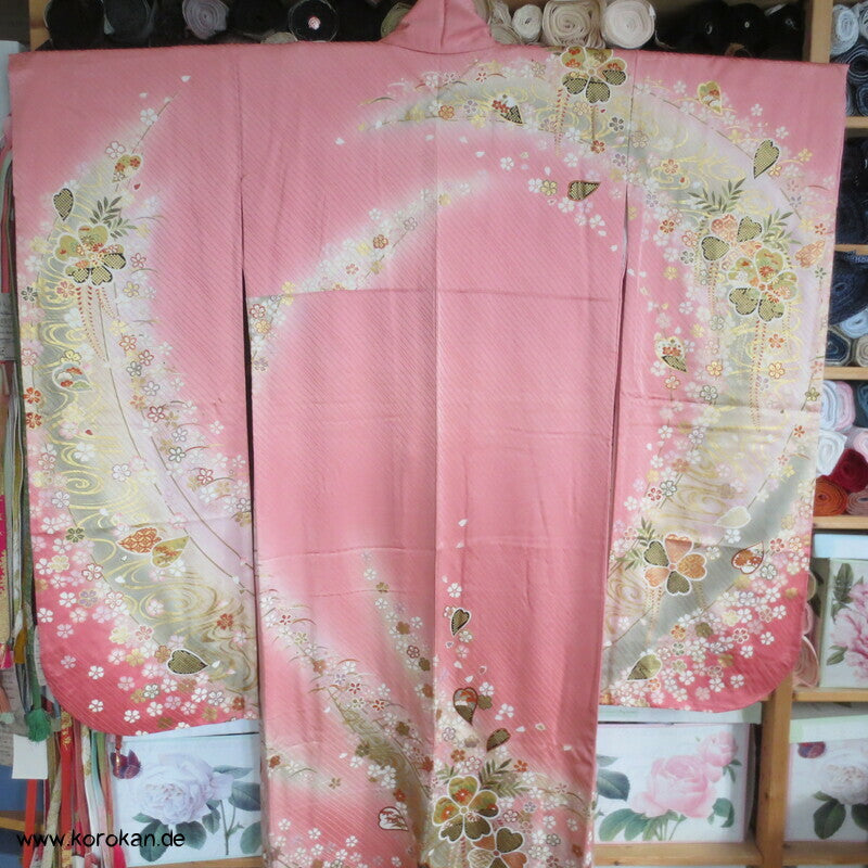großer Blütenschwung auf rosa Damast Seide Furisode Kimono