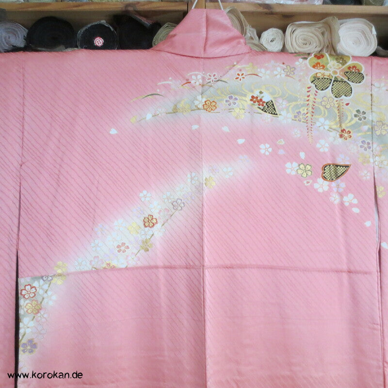 großer Blütenschwung auf rosa Damast Seide Furisode Kimono
