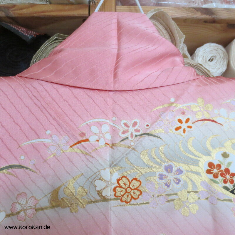großer Blütenschwung auf rosa Damast Seide Furisode Kimono