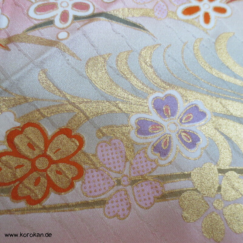 großer Blütenschwung auf rosa Damast Seide Furisode Kimono