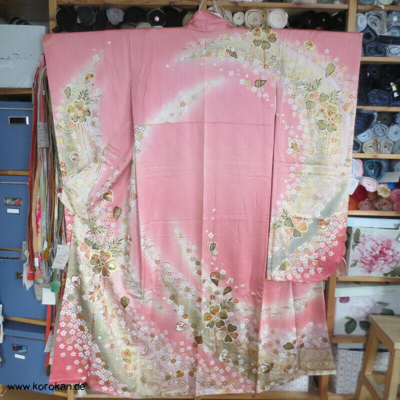 großer Blütenschwung auf rosa Damast Seide Furisode Kimono