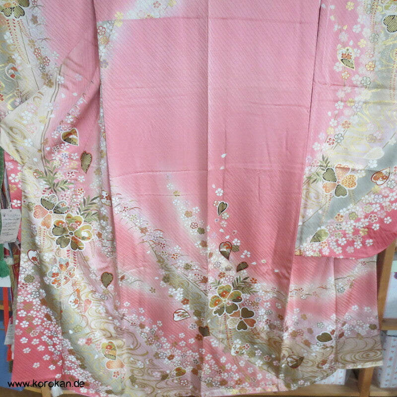 großer Blütenschwung auf rosa Damast Seide Furisode Kimono