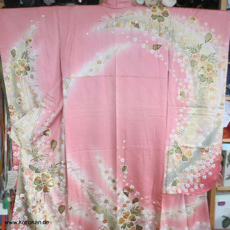 großer Blütenschwung auf rosa Damast Seide Furisode Kimono