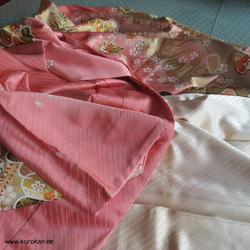 großer Blütenschwung auf rosa Damast Seide Furisode Kimono