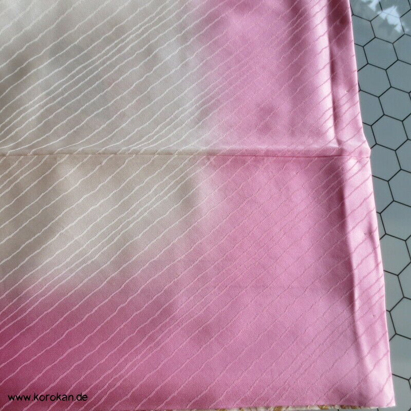 großer Blütenschwung auf rosa Damast Seide Furisode Kimono