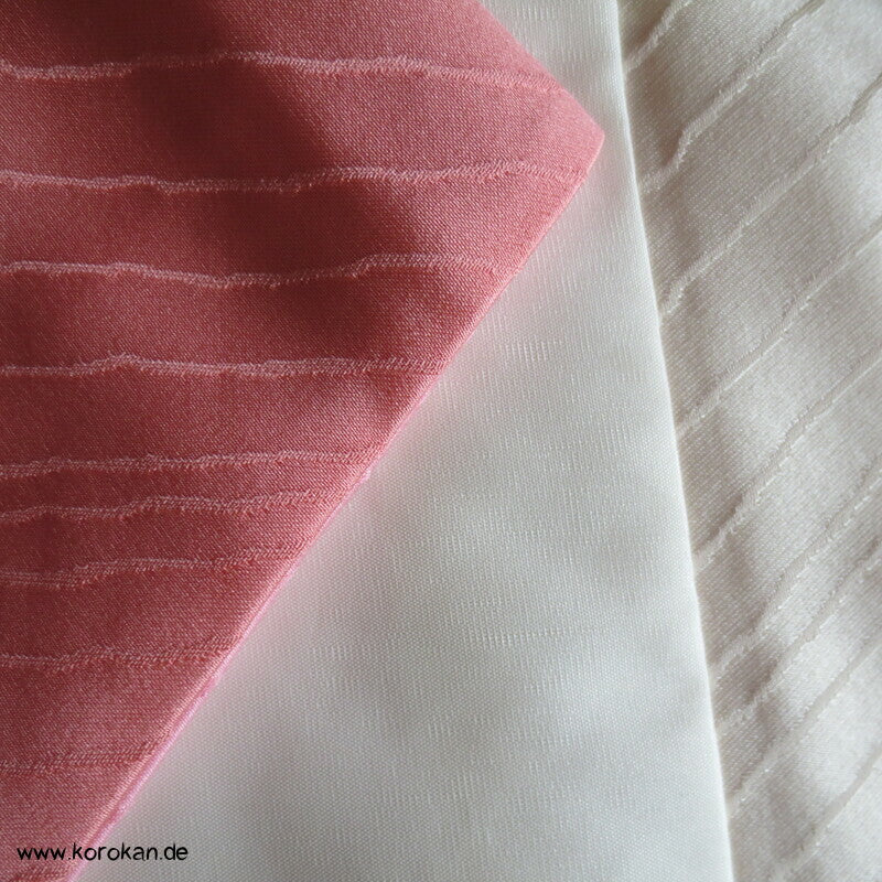 großer Blütenschwung auf rosa Damast Seide Furisode Kimono