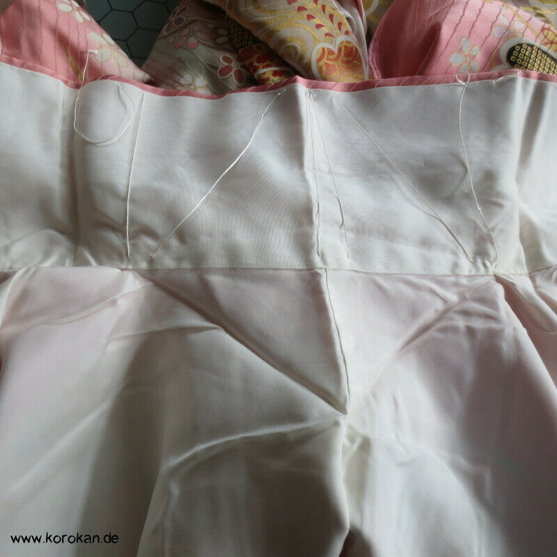 großer Blütenschwung auf rosa Damast Seide Furisode Kimono