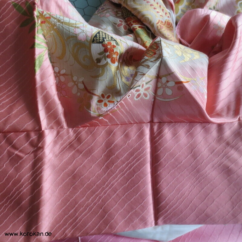 großer Blütenschwung auf rosa Damast Seide Furisode Kimono