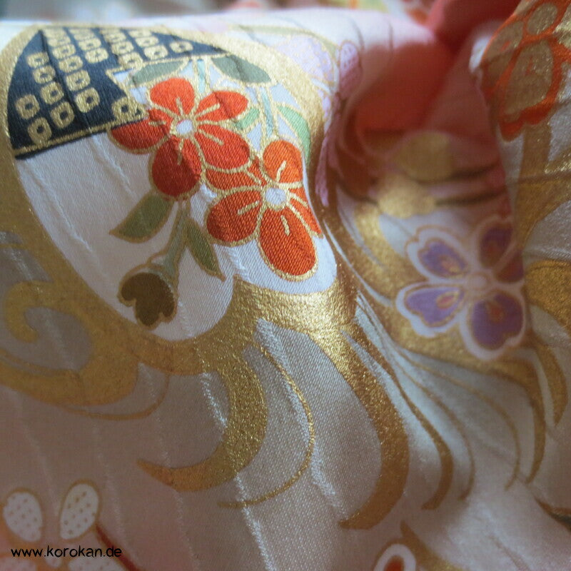 großer Blütenschwung auf rosa Damast Seide Furisode Kimono
