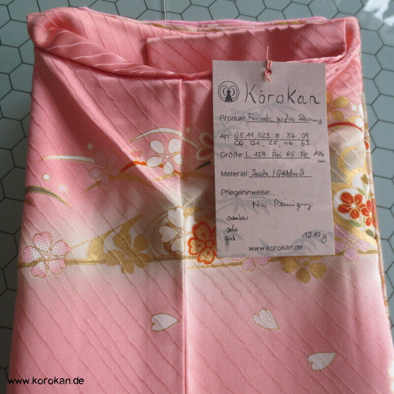 großer Blütenschwung auf rosa Damast Seide Furisode Kimono