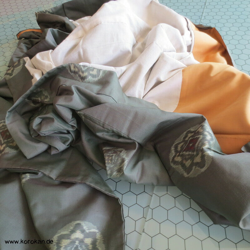 Art Deco graugrün mit Schneeflocken Meisen Seiden Kimono