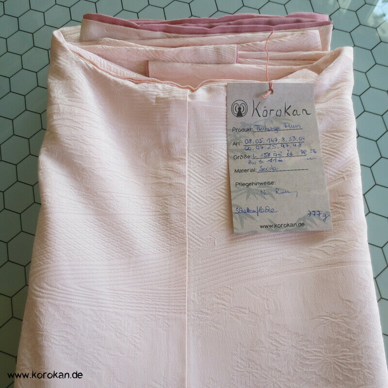 rosa Fluss auf blassrosa Tsukesage Seidenkimono