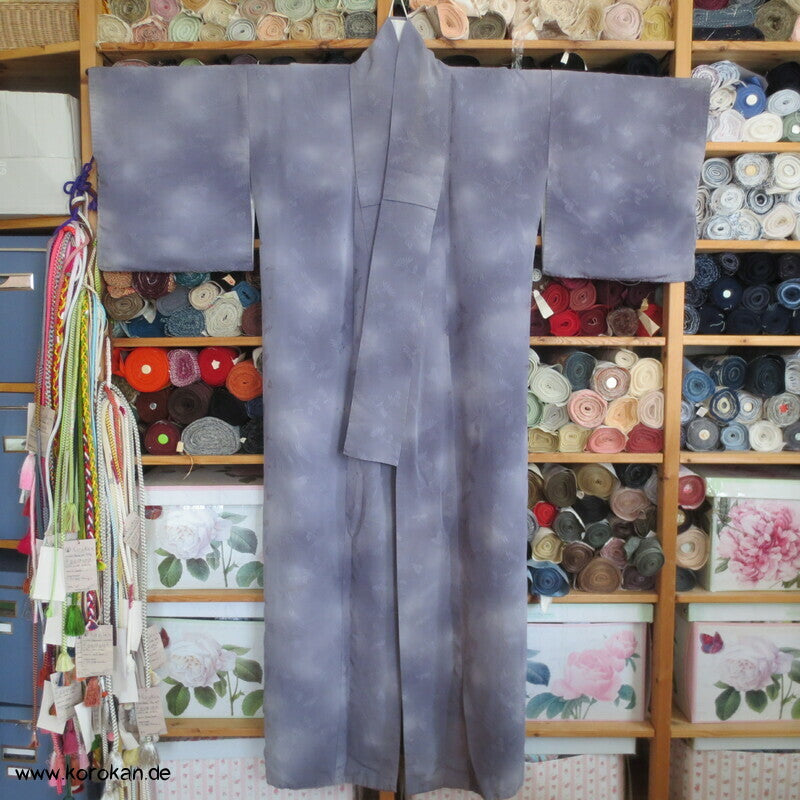 wolkiger Chrysanthemen Webmuster japanischer Iromuji Kimono
