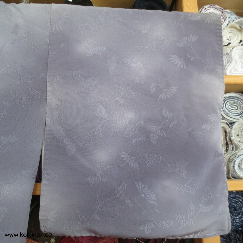 wolkiger Chrysanthemen Webmuster japanischer Iromuji Kimono