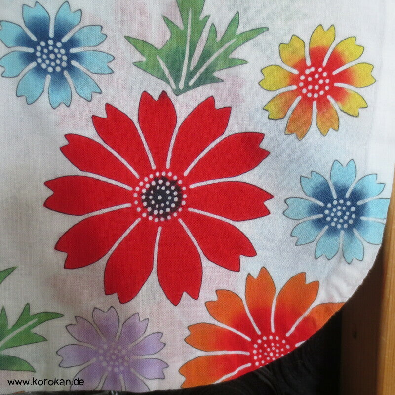 Yukata Kimono für Mädchen, bunte Blumen auf weiß