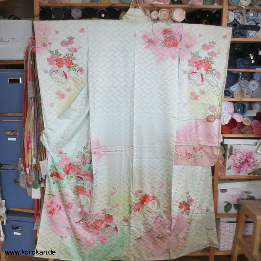 Higaki Rinzu Damast Furisode mit Bokashi Verlauf und Phönix Stickereien