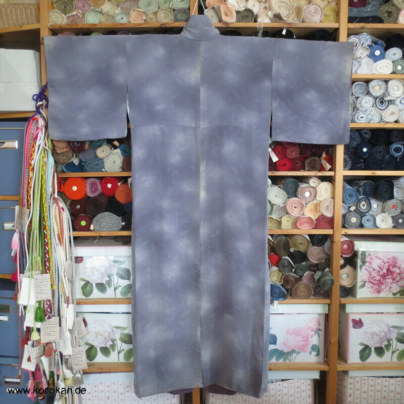wolkiger Chrysanthemen Webmuster japanischer Iromuji Kimono
