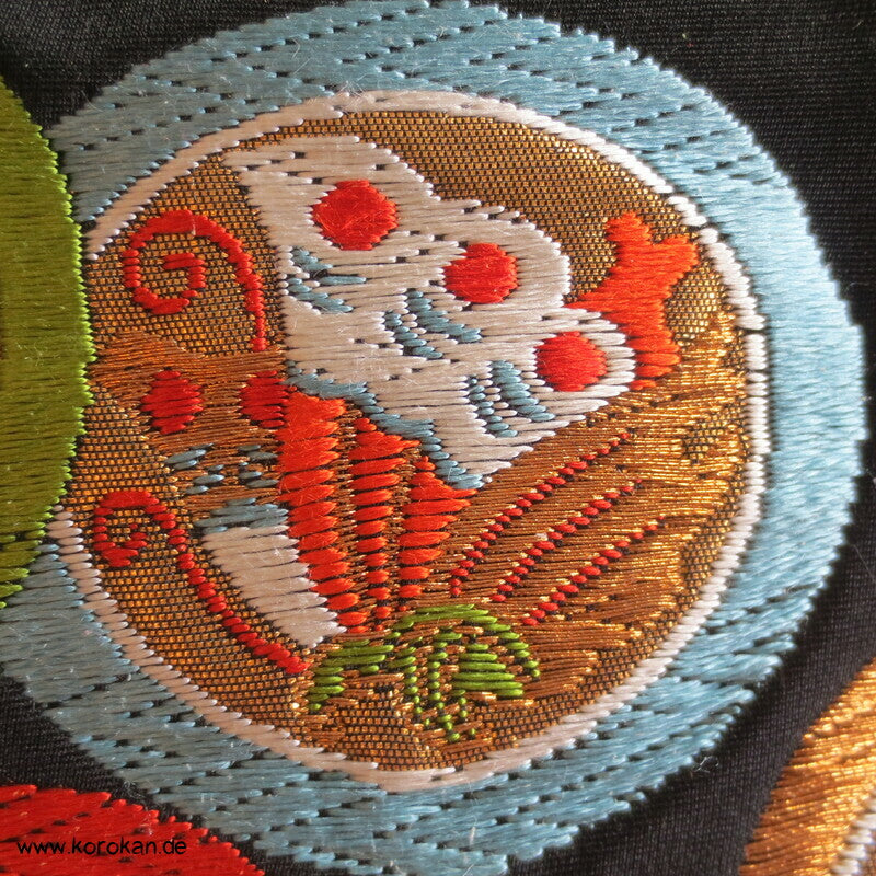 bunte Mon Wappen auf schwarzer Seide Fukuro Obi Seidenbrokat Kimonogürtel