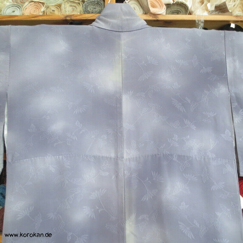 wolkiger Chrysanthemen Webmuster japanischer Iromuji Kimono