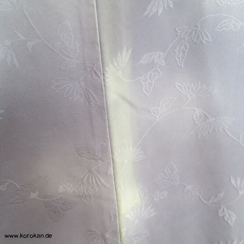 wolkiger Chrysanthemen Webmuster japanischer Iromuji Kimono