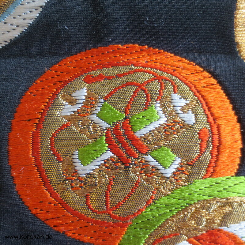 bunte Mon Wappen auf schwarzer Seide Fukuro Obi Seidenbrokat Kimonogürtel