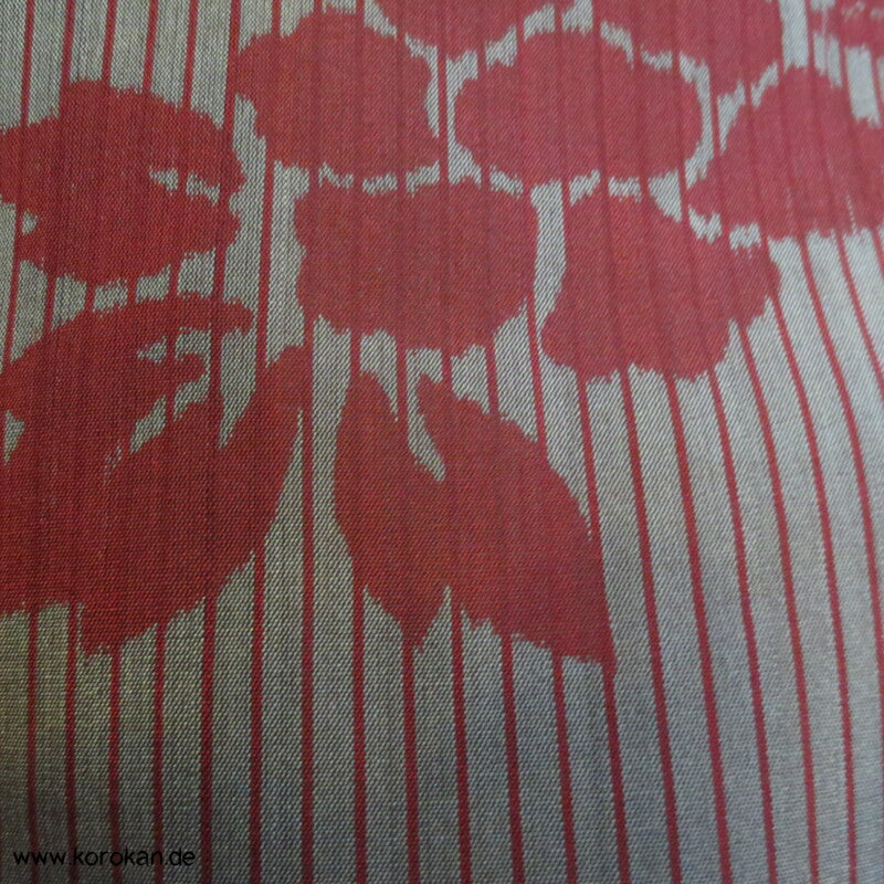 feine Streifen, Blüten, Arabesken Meisen Seiden Kimono