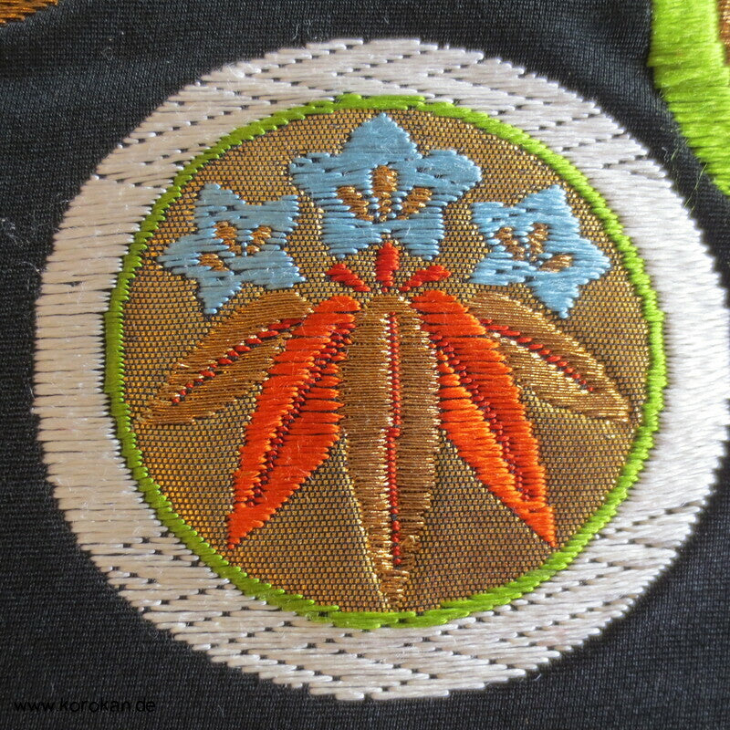 bunte Mon Wappen auf schwarzer Seide Fukuro Obi Seidenbrokat Kimonogürtel