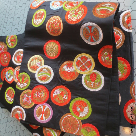 bunte Mon Wappen auf schwarzer Seide Fukuro Obi Seidenbrokat Kimonogürtel