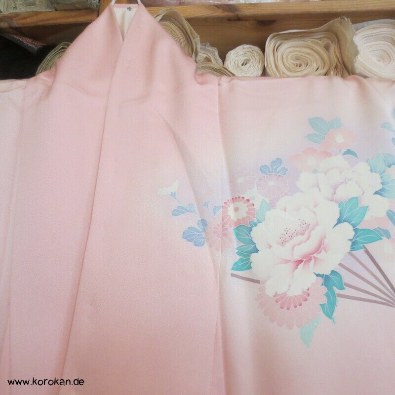Pfingstrosen auf Fächern in rosa Seide Homongi Kimono