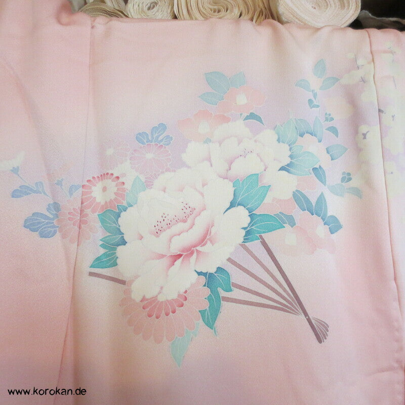 Pfingstrosen auf Fächern in rosa Seide Homongi Kimono