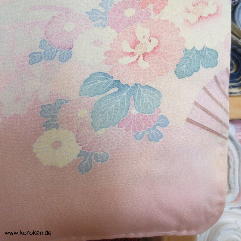 Pfingstrosen auf Fächern in rosa Seide Homongi Kimono