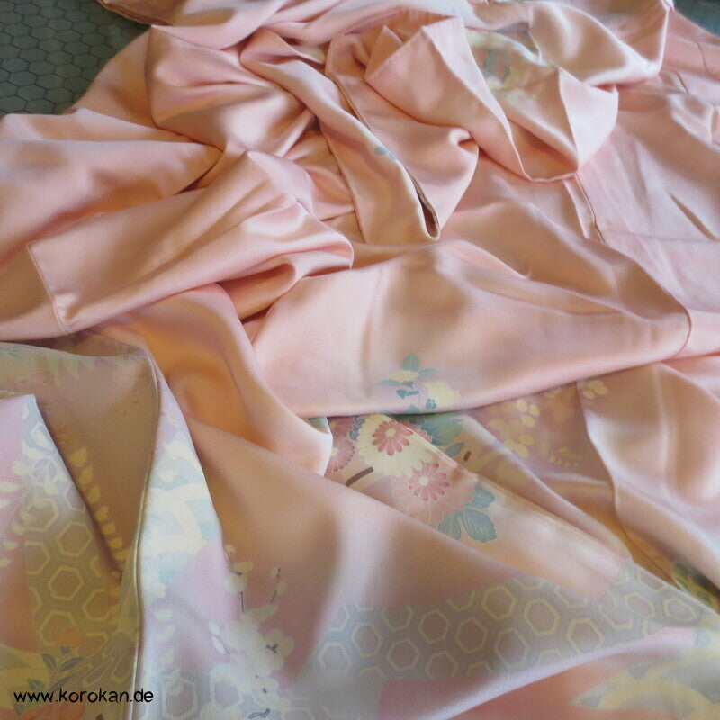 Pfingstrosen auf Fächern in rosa Seide Homongi Kimono