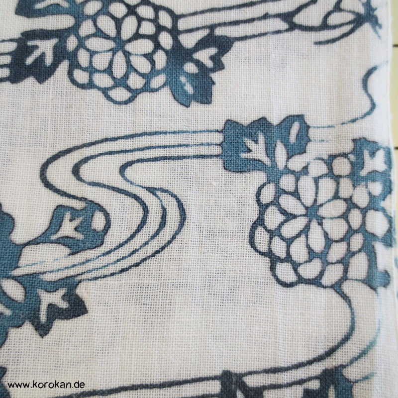 Fluss, Chrysanthemen, Schmetterlinge Yukata Kimono Stoff, weich