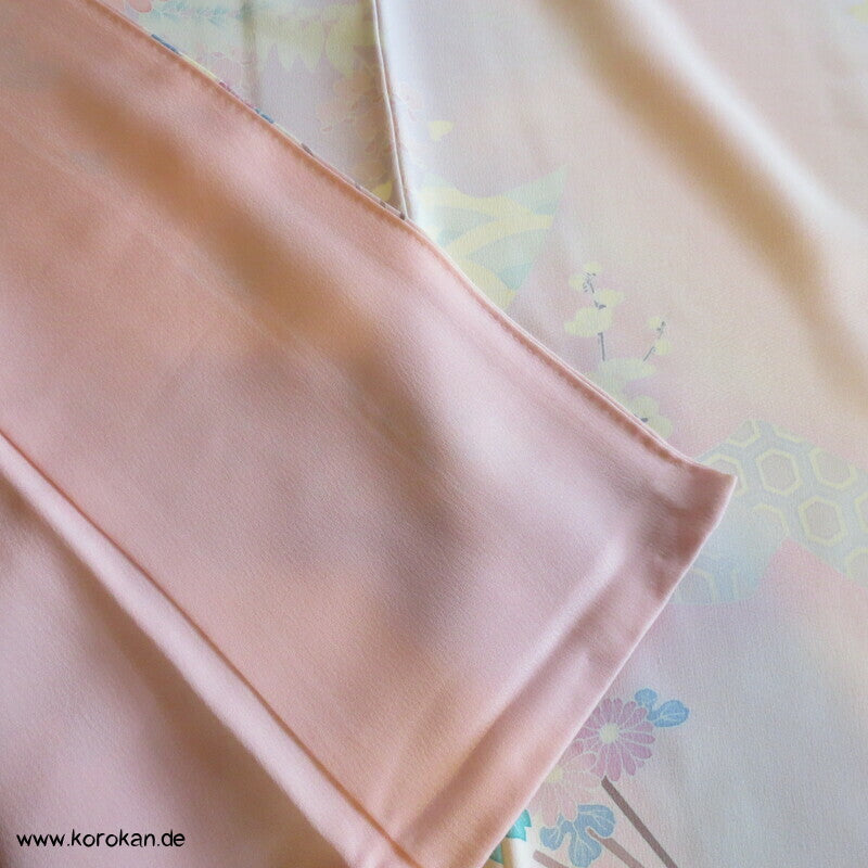 Pfingstrosen auf Fächern in rosa Seide Homongi Kimono