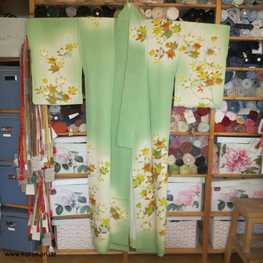 Tachibana Zweige Homongi Kimono, bunt auf grün, bestickt