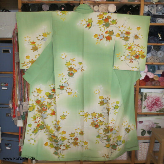 Tachibana Zweige Homongi Kimono, bunt auf grün, bestickt