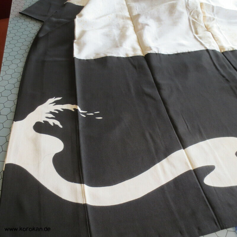 antiker japanischer Seidencrepe Uferwellen und Steine Tomesode Kimono