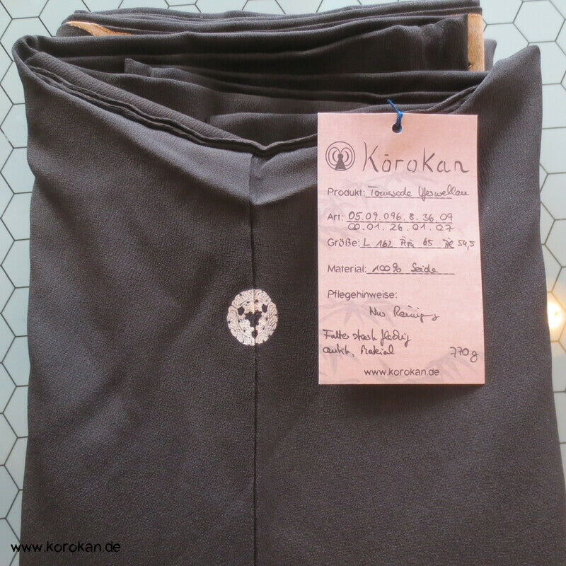 antiker japanischer Seidencrepe Uferwellen und Steine Tomesode Kimono