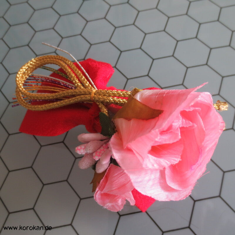 japanischer Kanzashi Rosen und Bänder Haarschmuck auf Metallklemme