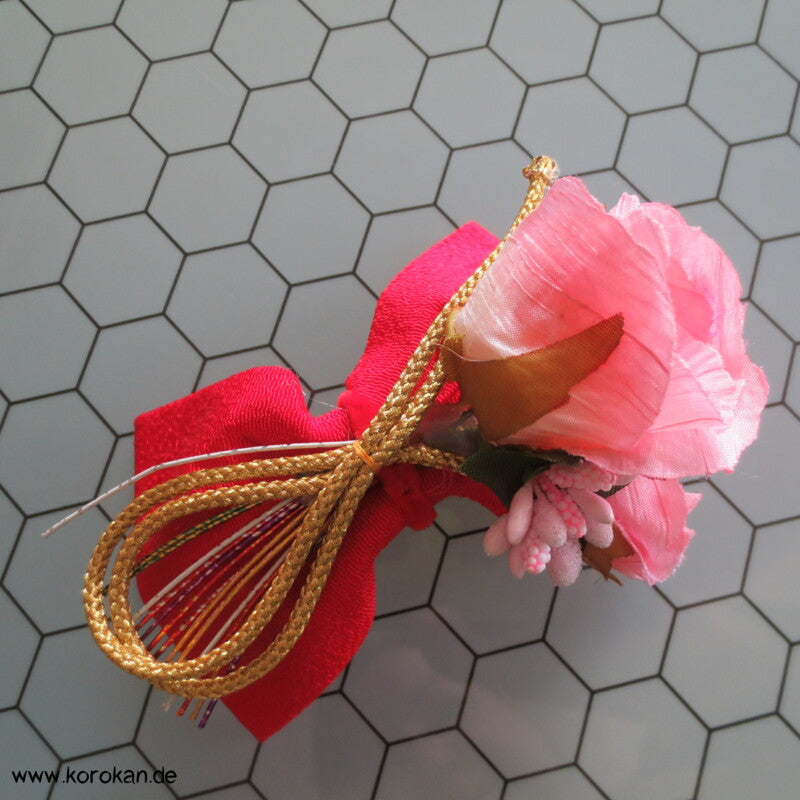 japanischer Kanzashi Rosen und Bänder Haarschmuck auf Metallklemme