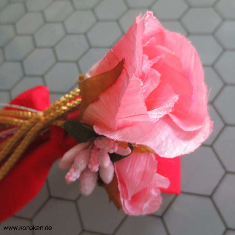 japanischer Kanzashi Rosen und Bänder Haarschmuck auf Metallklemme