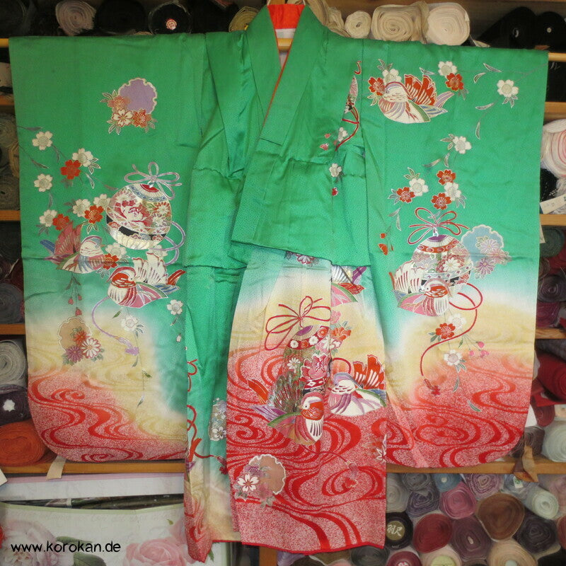 kleine Mädchen Furisode, Mandarinenten, Temariball